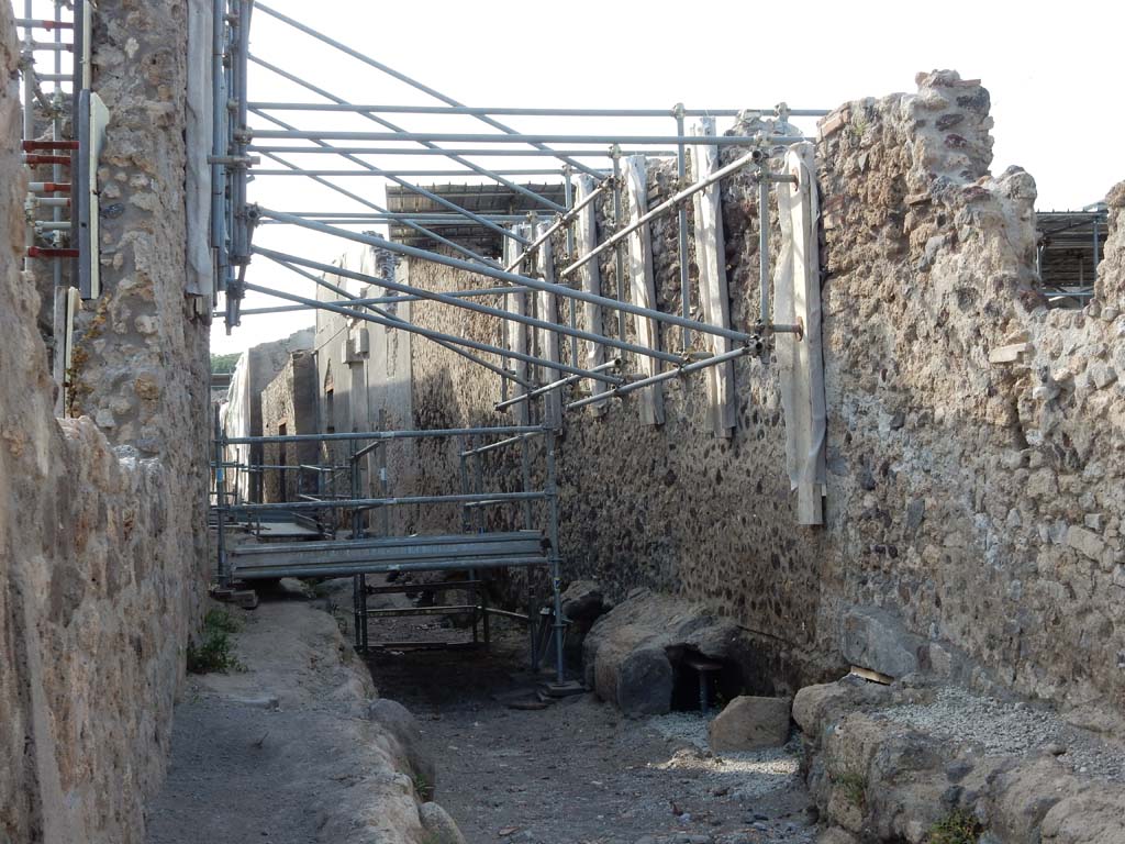Vicolo dei Balconi, (previously known as an unnamed vicolo) between V.2 and V.3. June 2019.
Looking north from Via di Nola, detail of vicolo.
Vicolo dei Balconi, (precedentemente noto come un vicolo senza nome) tra V.2 e V.3. giugno 2019.
Guardando a nord da Via di Nola, dettaglio di vicolo.
Photo courtesy of Buzz Ferebee.
