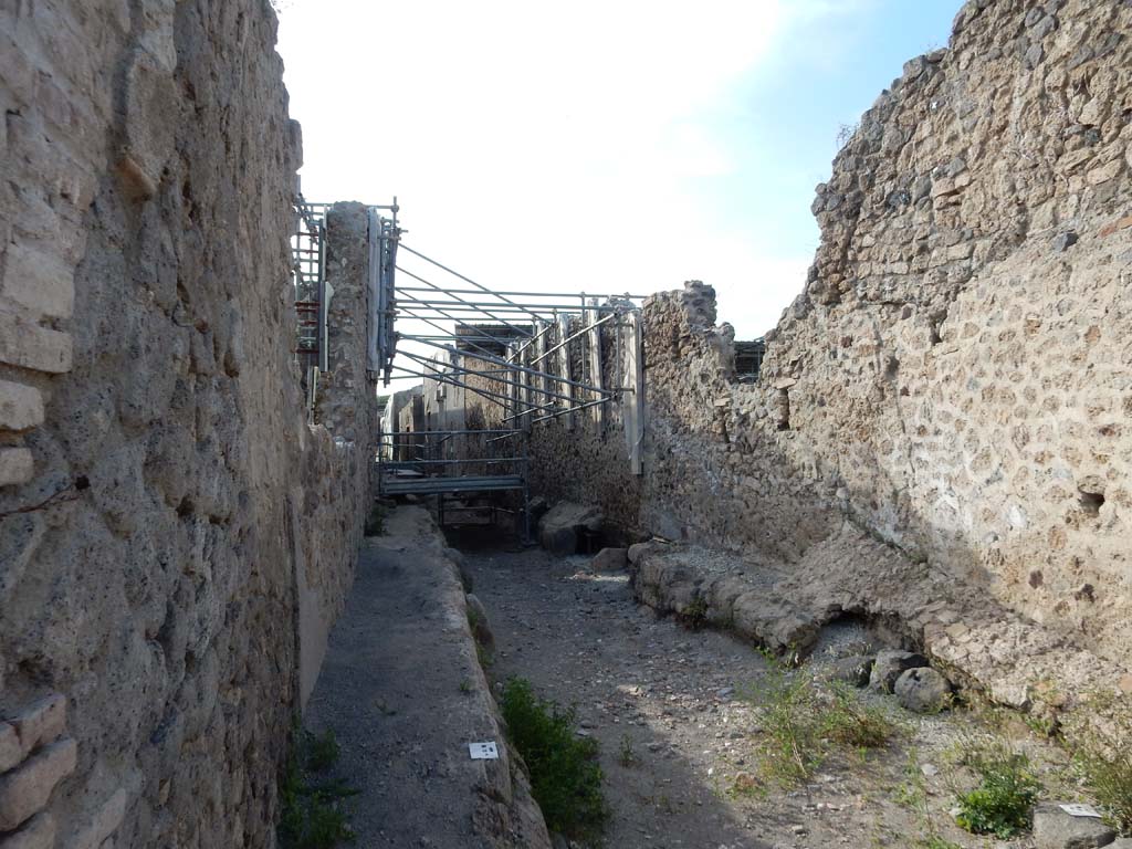 Vicolo dei Balconi, (previously known as an unnamed vicolo) between V.2 and V.3. June 2019.
Looking north from Via di Nola, with V.2.20/21 on left, and side wall of V.3.1/2, on right.
Vicolo dei Balconi, (precedentemente noto come un vicolo senza nome) tra V.2 e V.3. giugno 2019.
Guardando a nord da Via di Nola, con V.2.20/21 a sinistra, e parete laterale di V.3.1/2, a destra.
Photo courtesy of Buzz Ferebee.