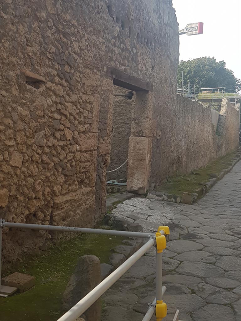Vicolo dei Balconi, Pompeii. October 2022.
Looking north along west side of roadway towards stable doorway with ramp in roadway.
On the right is the garden wall of V.2.i. Photo courtesy of Klaus Heese.