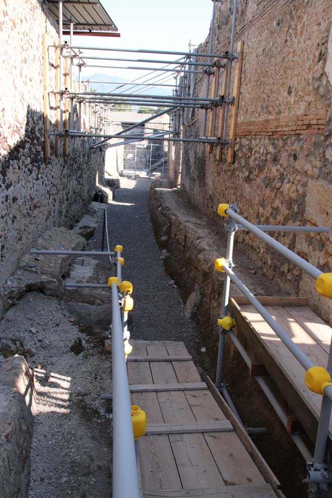 Vicolo dei Balconi, Pompeii. September 2021.
Looking south between V.3, on left and V.2, on right. Photo courtesy of Klaus Heese.
The sunlight on the right may be shining through the entrance doorway of V.2.21.