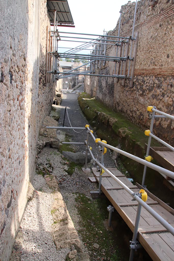 Vicolo dei Balconi, Pompeii. October 2022.
Looking south along west wall of roadway. Photo courtesy of Klaus Heese.