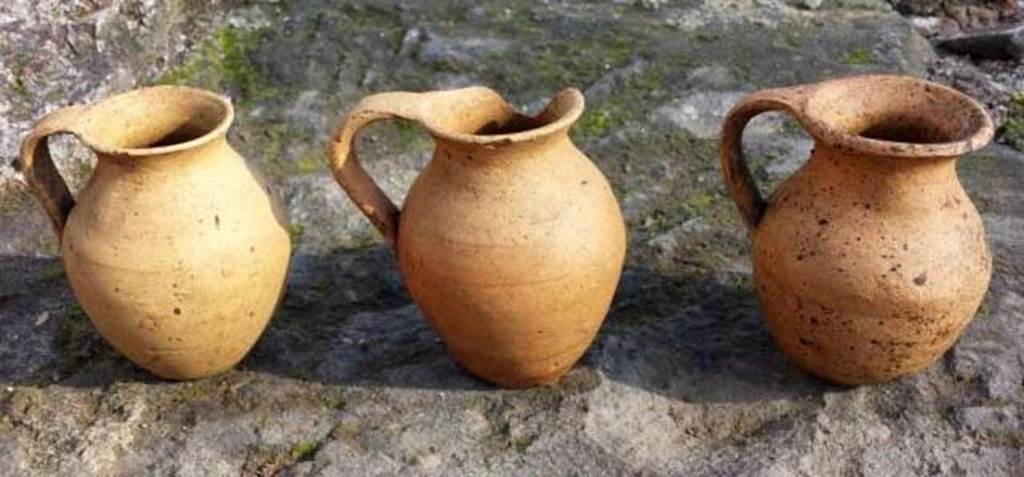 Santuario extraurbano del Fondo Iozzino. 2014. Three single handle jugs.

Tre brocche a manico singolo.

Photograph © Parco Archeologico di Pompei.
