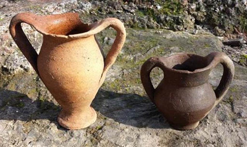 Santuario extraurbano del Fondo Iozzino. 2014. Two jugs with double handles.

Due brocche con doppie maniglie.

Photograph © Parco Archeologico di Pompei.



