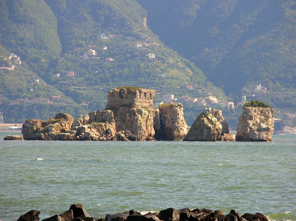 Stabiae. Temple of Hercules. The rock of Rovigliano. The island seen from Torre Annunziata.
Stabiae. Tempio di Ercole. Isolotto di Rovigliano. L'isola vista da Torre Annunziata.
Photo by Paskwiki - Own work, CC BY-SA 3.0, https://commons.wikimedia.org/w/index.php?curid=17332025

