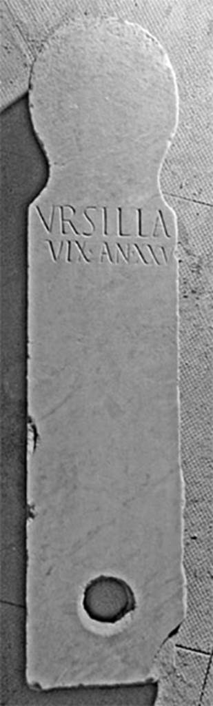 FS94-23. Marble columella of Ursilla.
Columella with inscription
VRSILLA
VIX AN XXV
Ursilla
vix(it) an(nis) XXV
Burial of a slave.
See Notizie degli Scavi di Antichità, 1894, p. 384, no. 15.
Photo © Umberto Soldovieri.