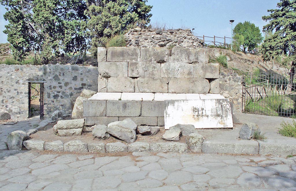 HGE01 Pompeii. October 2001.
Looking east towards the unfinished tomb, Sepolcro in costruzione. Photo courtesy of Peter Woods.