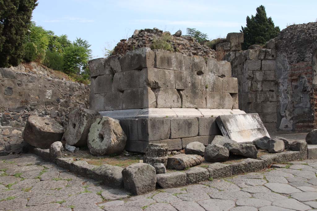 HGE01 Pompeii. September 2021.
Looking south-east towards the unfinished tomb, Sepolcro in costruzione. Photo courtesy of Klaus Heese.