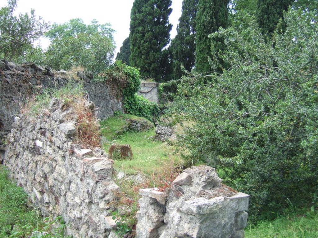 HGE04 Pompeii. May 2006. Looking west from tomb of T. Terentius Felix Maior.