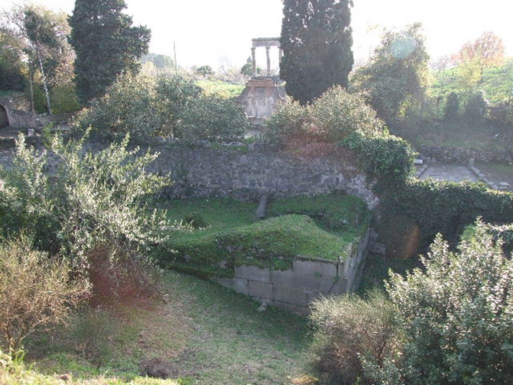 HGE04 Pompeii. December 2006. Rear half of tomb seen from the path leading to the walls at Pompeii.