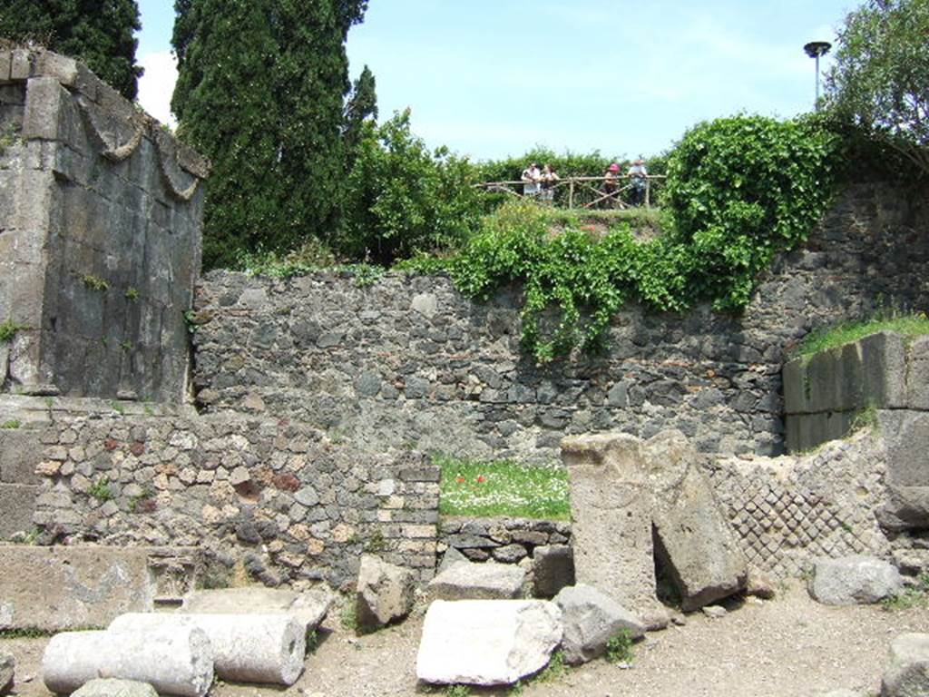 HGE05 Pompeii. May 2006. Front of tomb.