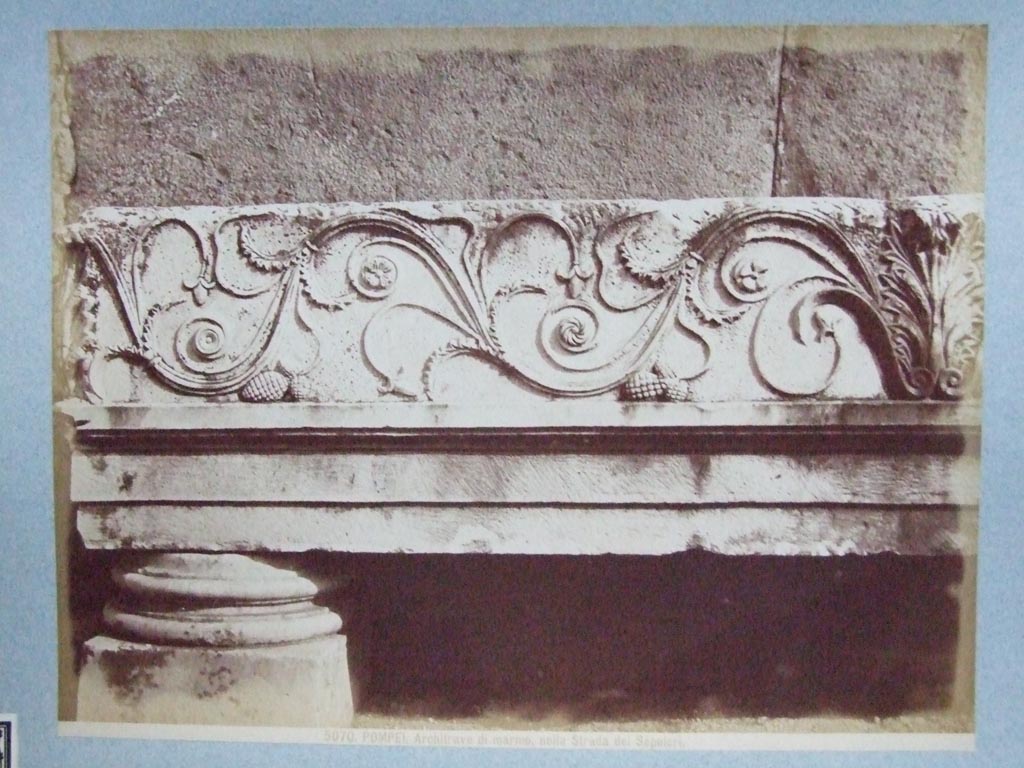 HGE06 Pompeii. A fragment of emblature in stone, from in front of HGE08 Tomba del vaso di vetro blu.
Old undated photograph courtesy of the Society of Antiquaries, Fox Collection.
This belongs to HGE06 the Tomba delle ghirlande.