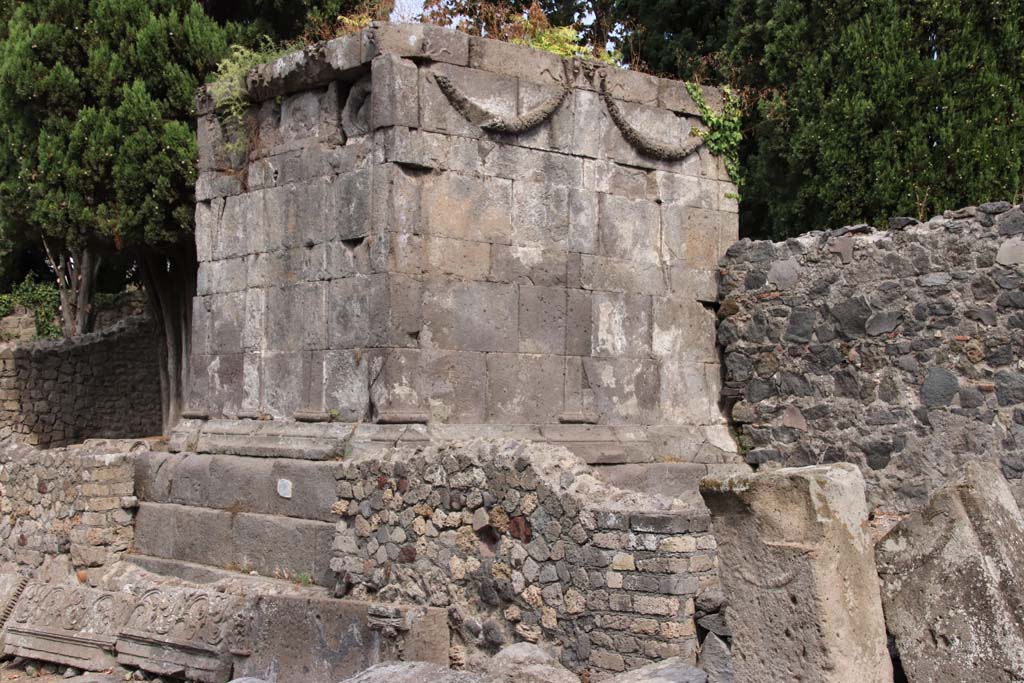 HGE06 Pompeii. September 2021.
Looking north-east towards south side joining with HGE05, on right. Photo courtesy of Klaus Heese.