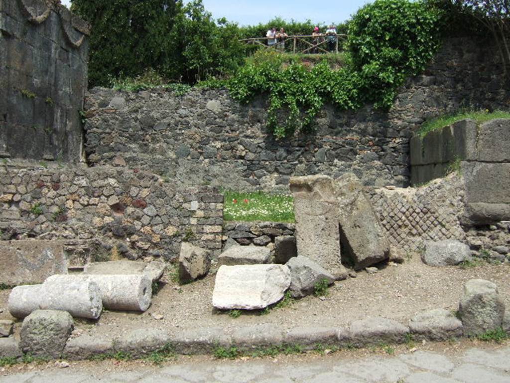 HGE05 Pompeii. May 2006. Front of tomb with two altars leaning against the wall. According to Kockel these may possibly be from HGE06 but are probably from the corners of HGE04. See Kockel V., 1983. Die Grabbauten vor dem Herkulaner Tor in Pompeji. Mainz: von Zabern. (p. 121-2).