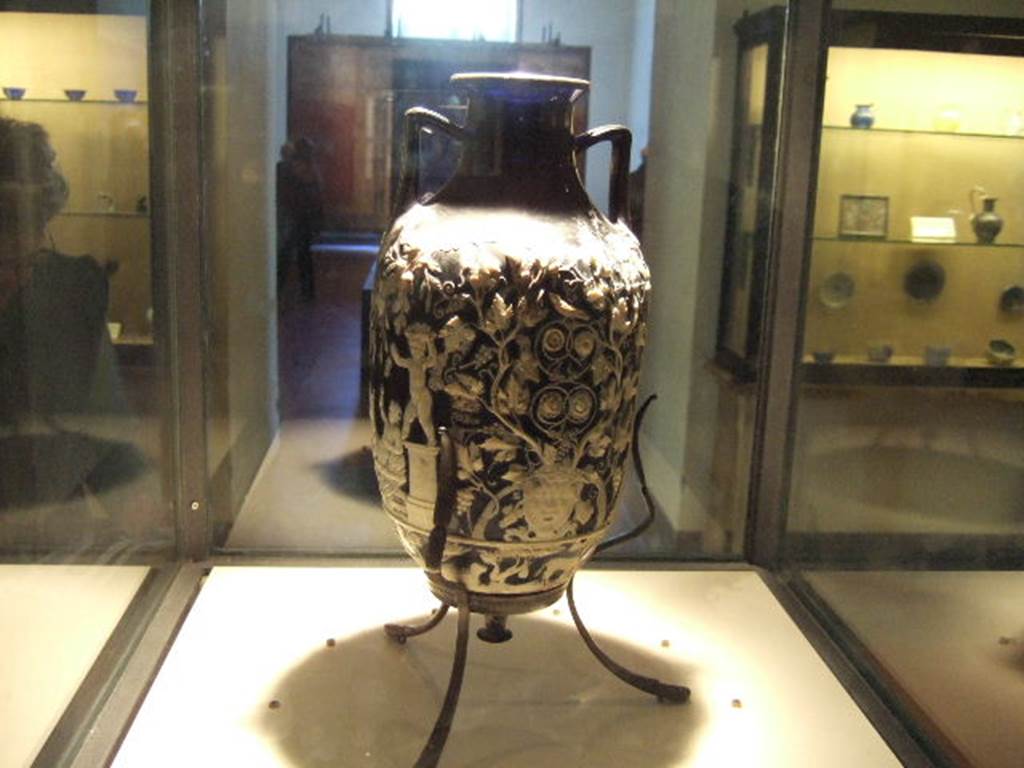 HGE08 Pompeii. Blue vase from tomb. Side 2 view. Now in Naples Archaeological Museum. Inventory number 13521.