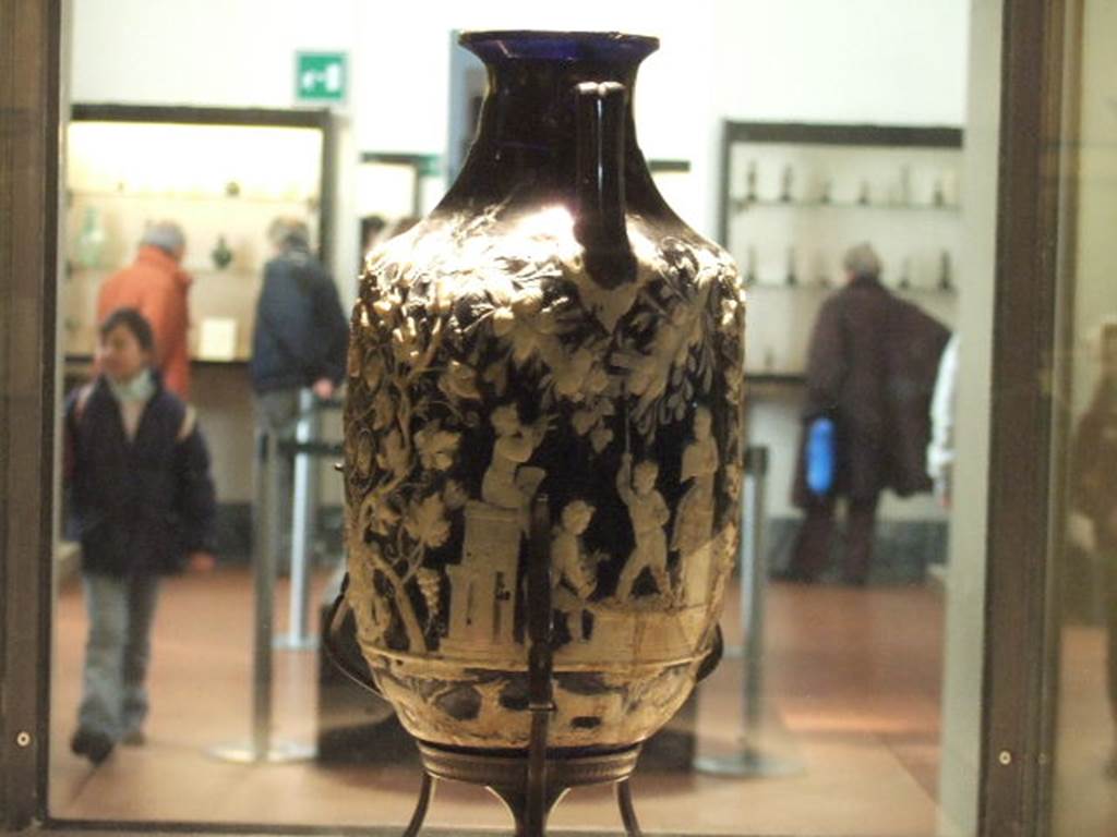 HGE08 Pompeii. Blue vase from tomb. Side 3 view. Now in Naples Archaeological Museum. Inventory number 13521.