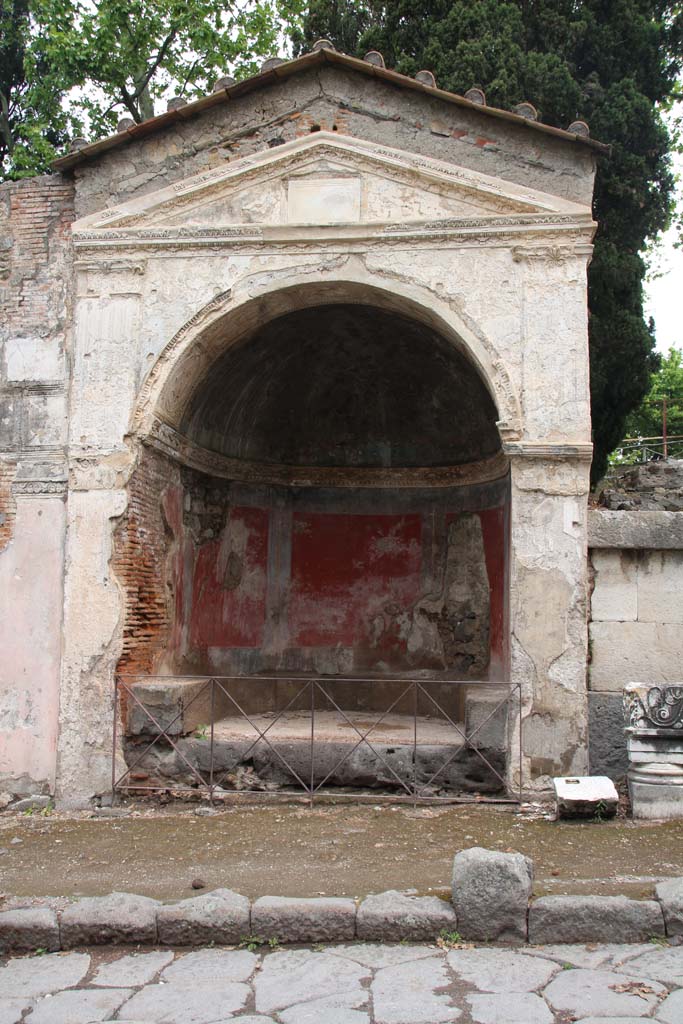 HGE09 Pompeii. April 2014. Looking towards tomb on east side of Via dei Sepolcri.
Photo courtesy of Klaus Heese.