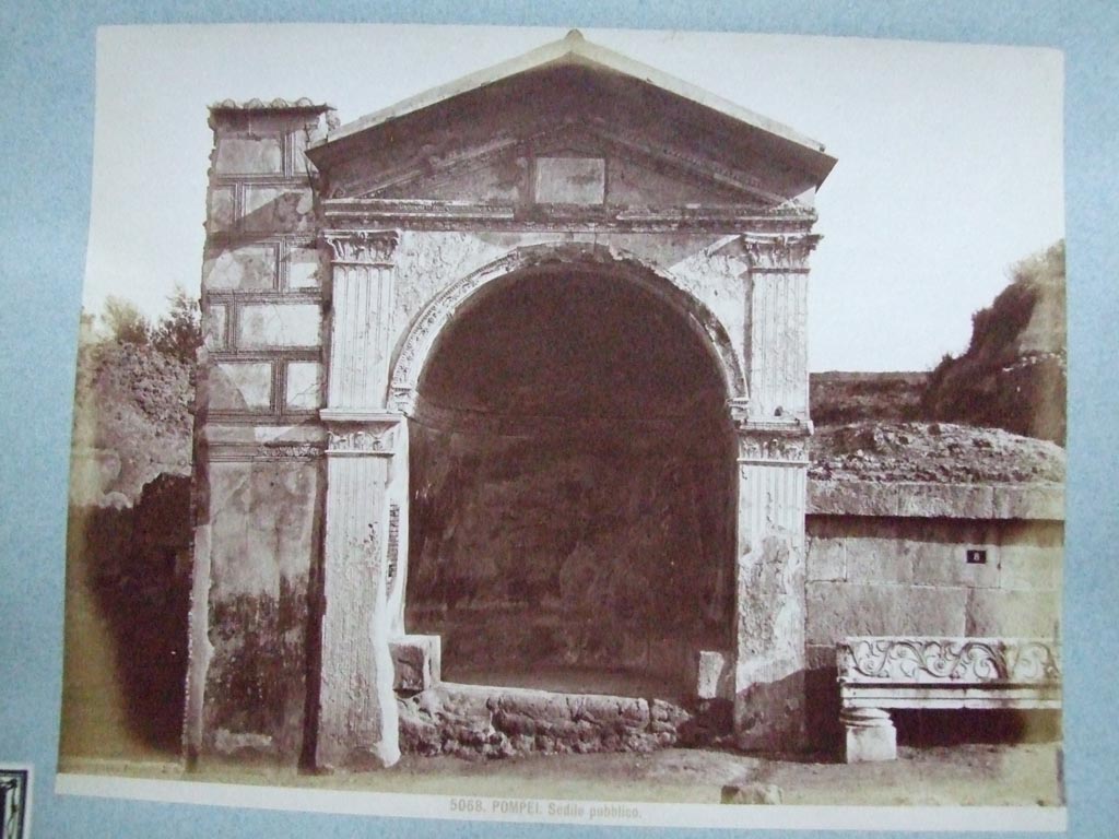 HGE09 Pompeii. 19th century photograph of tomb to left with HGE08 to right.
Old undated photograph courtesy of the Society of Antiquaries, Fox Collection.