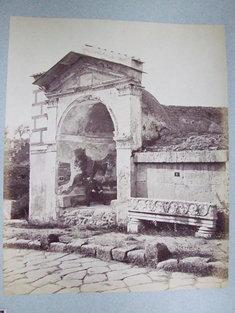HGE09 Pompeii. Tomb to left with HGE08 to right.
Old undated photograph courtesy of the Society of Antiquaries, Fox Collection.