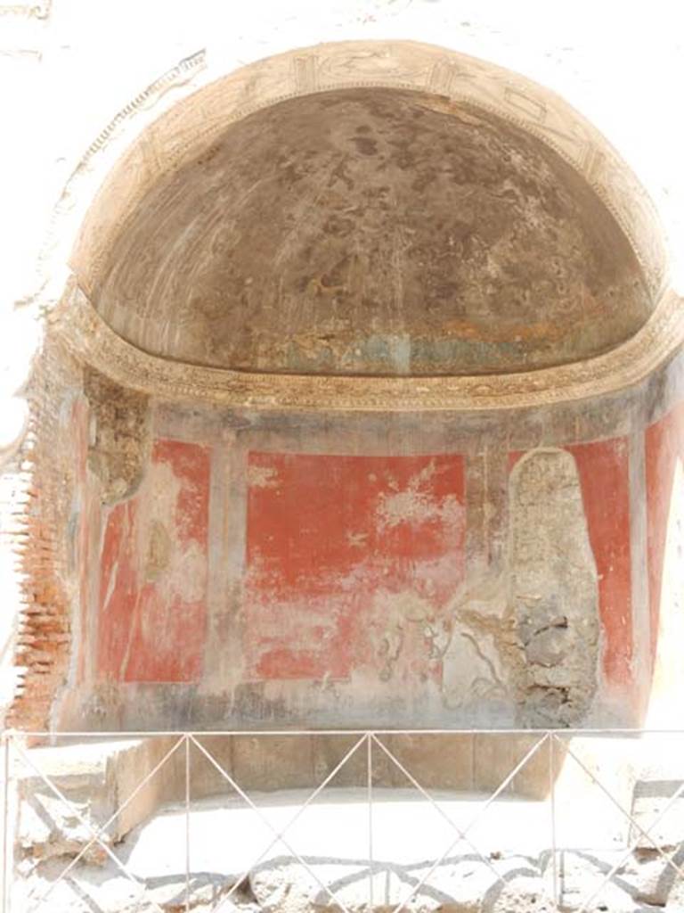 HGE09 Pompeii. May 2015. Detail of stucco and painted walls. Photo courtesy of Buzz Ferebee.