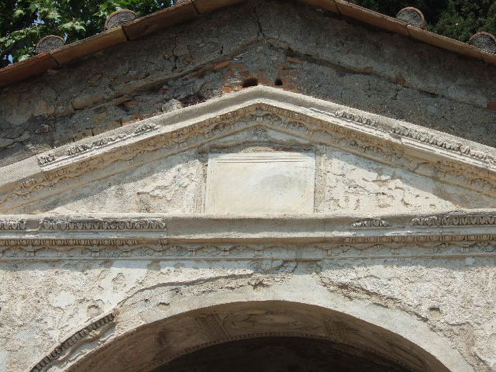 HGE09 Pompeii. May 2006. Aedicula top with blank plaque. According to Kockel, this was never inscribed so the tomb occupant is unknown. See Kockel V., 1983. Die Grabbauten vor dem Herkulaner Tor in Pompeji. Mainz: von Zabern. (p. 160). According to Mau the stucco plasterwork is identical to that in the Villa of the Mosaic Columns so the tomb may be linked to an occupant of that villa. See Mau, A., 1907, translated by Kelsey F. W. Pompeii: Its Life and Art. New York: Macmillan. (p. 417).