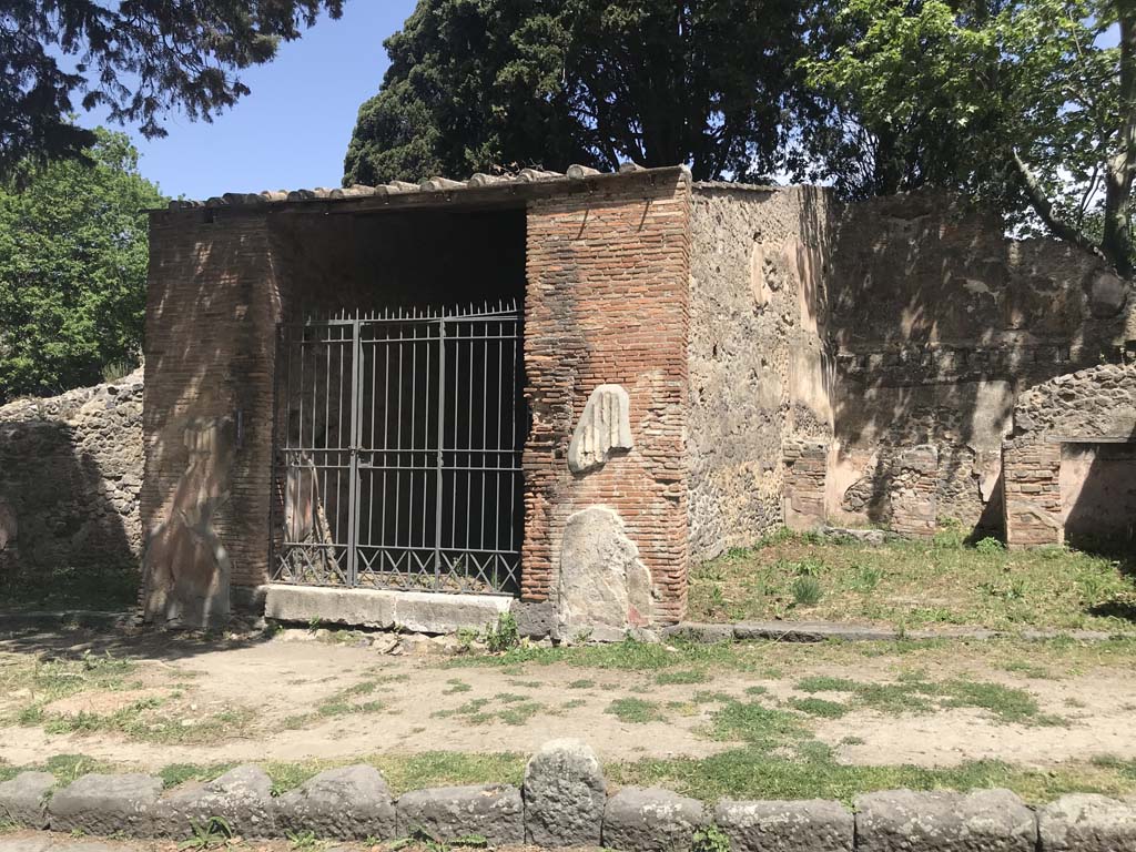 HGE11 Pompeii, on right. April 2019. Looking towards north wall of workshop.
On the left is the entrance to the Villa of Mosaic Columns, HGE12. Photo courtesy of Rick Bauer.