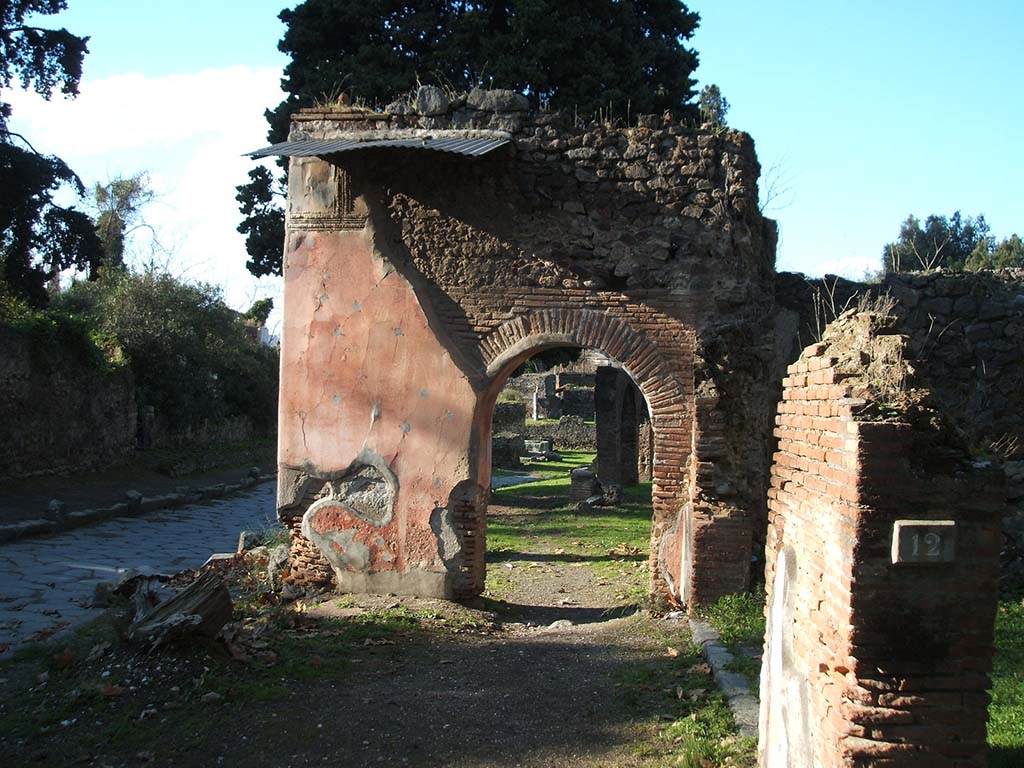 HGE13 Pompeii. December 2004. Looking north along Via dei Sepolcri from outside entrance.
Despite the number 12 plaque both Eschebach and Kockel show this as HGE13.