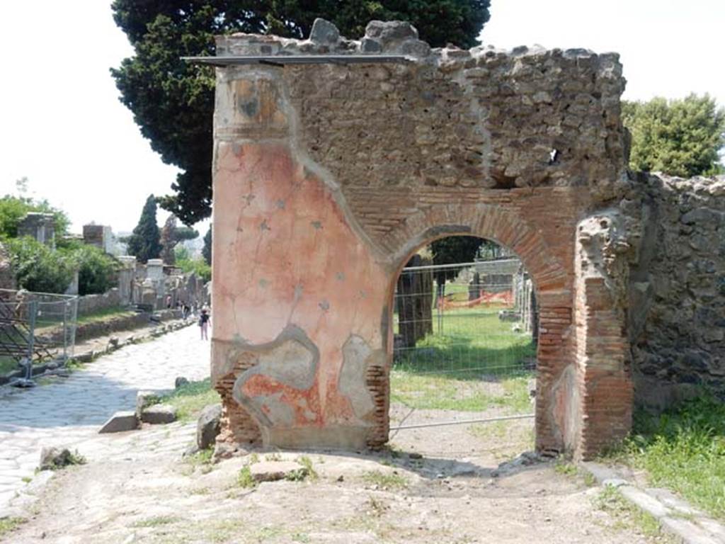HGE14 Pompeii. May 2015. Looking north on east side of Via dei Sepolcri, east side
Photo courtesy of Buzz Ferebee.