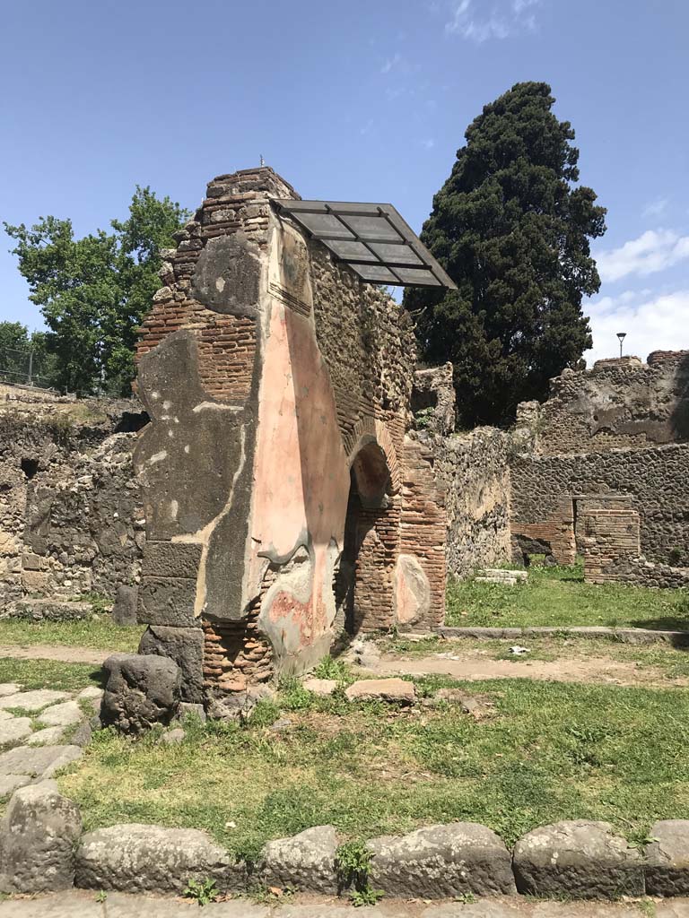 HGE14 Pompeii. April 2019. Looking east towards arch and north-east corner of shop.
Photo courtesy of Rick Bauer.