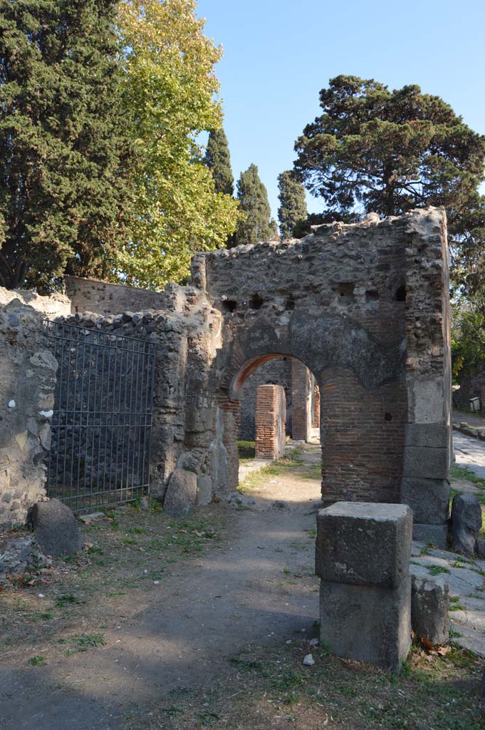 HGE15 Pompeii. October 2017.
Entrance doorway, on left, looking south on Via dei Sepolcri.
Foto Taylor Lauritsen, ERC Grant 681269 DÉCOR.