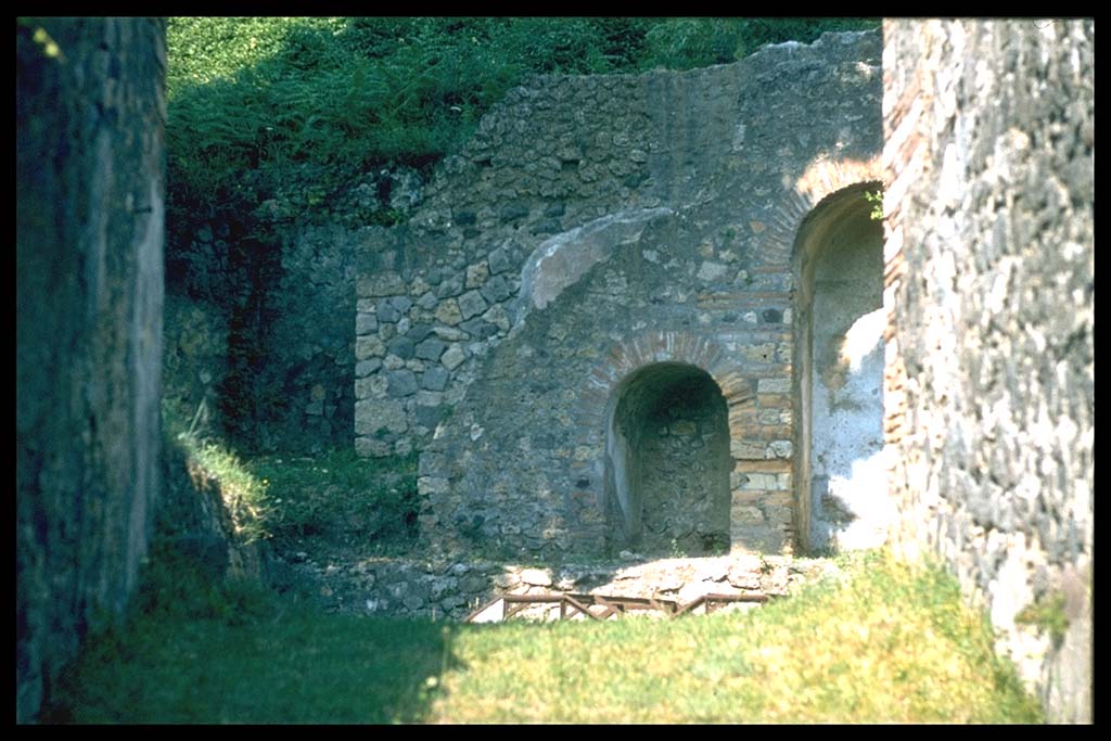 HGE15 Pompeii. Looking east from entrance doorway.
Photographed 1970-79 by Günther Einhorn, picture courtesy of his son Ralf Einhorn.