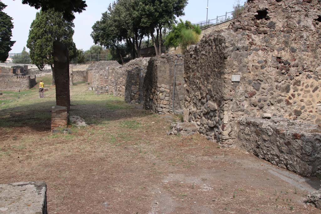 HGE16 Pompeii, on right. September 2021.
Looking north along front facades on east side of Via dei Sepolcri. Photo courtesy of Klaus Heese.