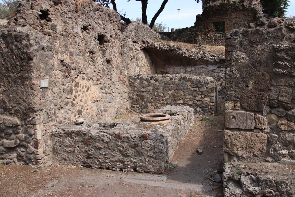 HGE16 Pompeii. September 2021.
Looking east towards entrance doorway, marked with doorway No.15. Photo courtesy of Klaus Heese.