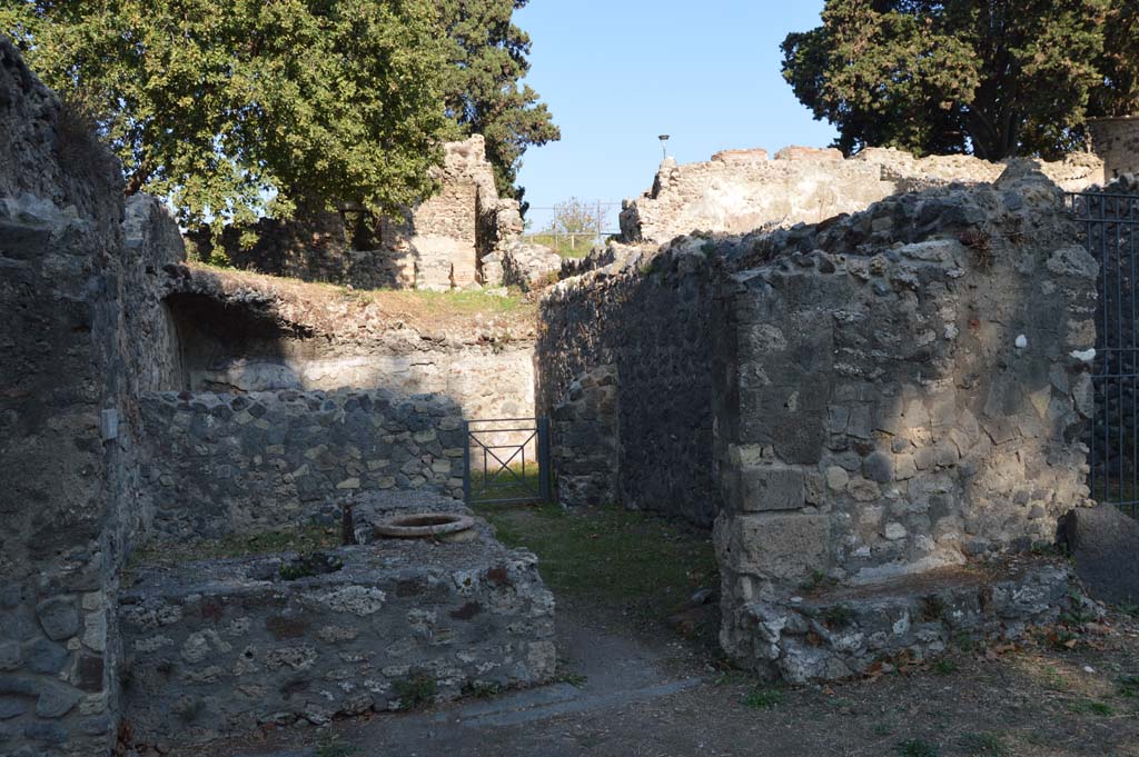 HGE16 Pompeii. October 2017. Looking east towards entrance doorway, marked with doorway No.15.
Foto Taylor Lauritsen, ERC Grant 681269 DÉCOR.