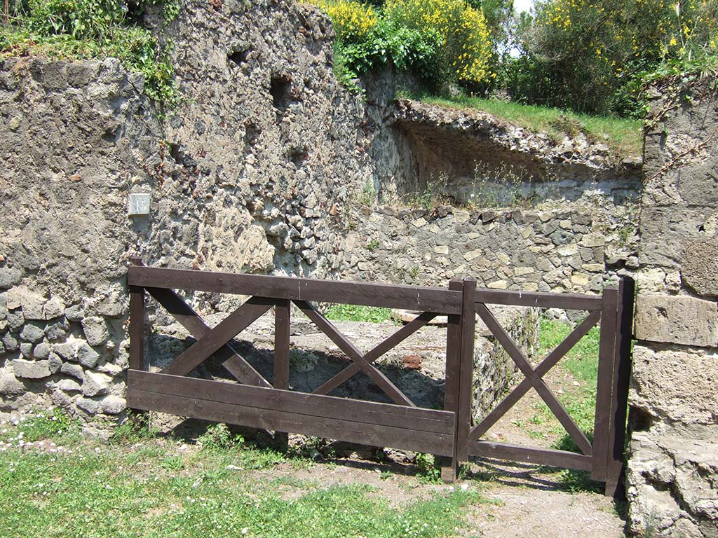 HGE16 Pompeii. May 2006. Looking east towards entrance doorway.