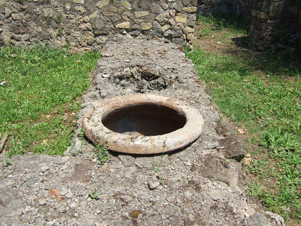 HGE16 Pompeii. May 2006. Counter with urn.