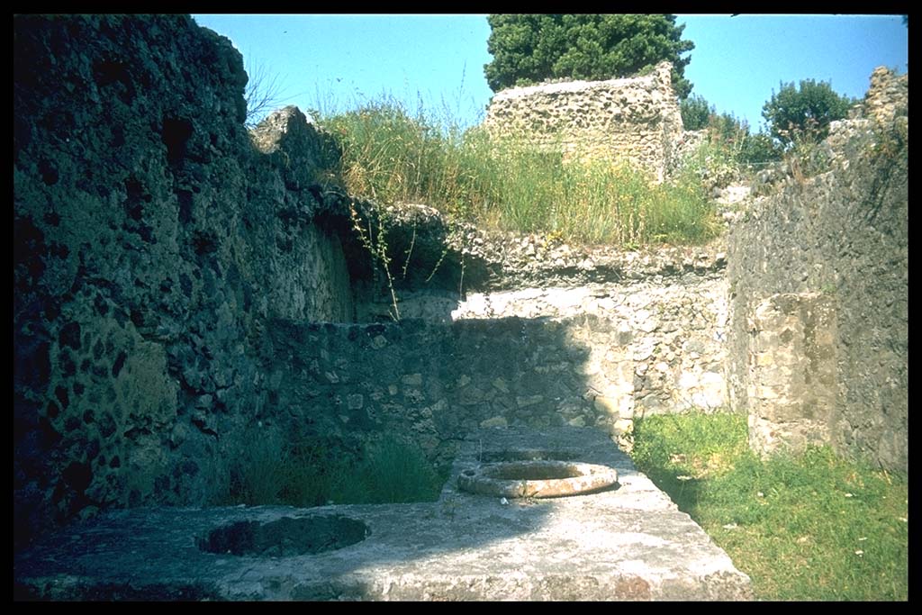 HGE16 Pompeii. Looking east across counter to rear room.
Photographed 1970-79 by Günther Einhorn, picture courtesy of his son Ralf Einhorn.