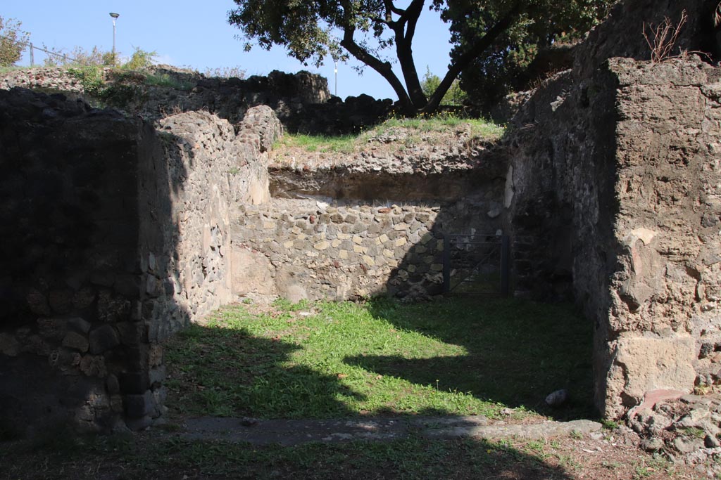 HGE17 Pompeii. October 2023. Looking east across shop-room towards rear room. Photo courtesy of Klaus Heese.