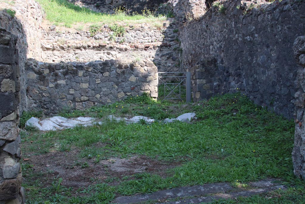 HGE17 Pompeii. October 2023. Looking towards east wall of shop-room with doorway to rear room. Photo courtesy of Klaus Heese.