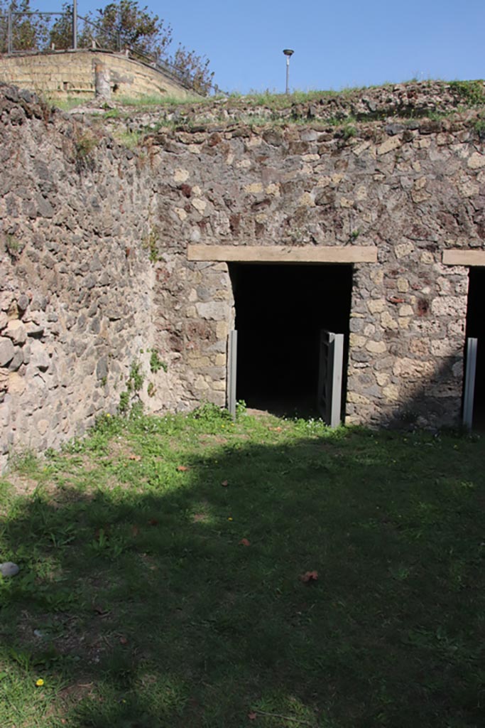 HGE19 Pompeii. October 2023.
Doorway to rear room in north-east corner. Photo courtesy of Klaus Heese.