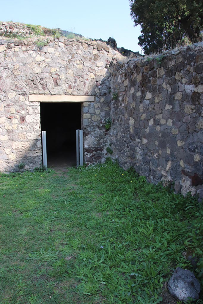 HGE19 Pompeii. October 2023.
Doorway to rear room in south-east corner. Photo courtesy of Klaus Heese.
