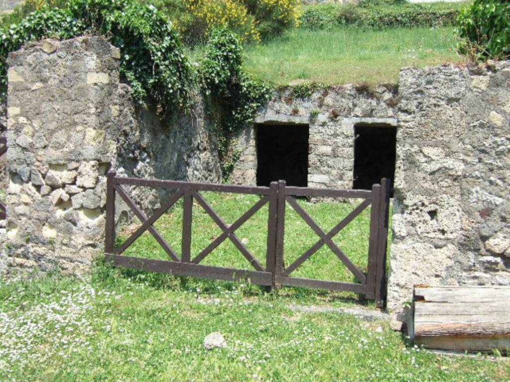 HGE20 Pompeii. May 2006. Looking north-east towards entrance doorway.