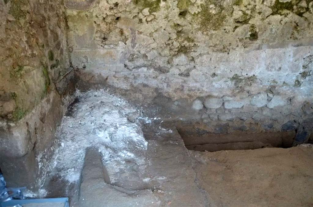 HGE20 Pompeii. June 2016. The room in north-east corner where the fugitives had taken refuge.
La camera nell'angolo nord-est dove si erano rifugiati i fuggiaschi.
Photograph © Parco Archeologico di Pompei.