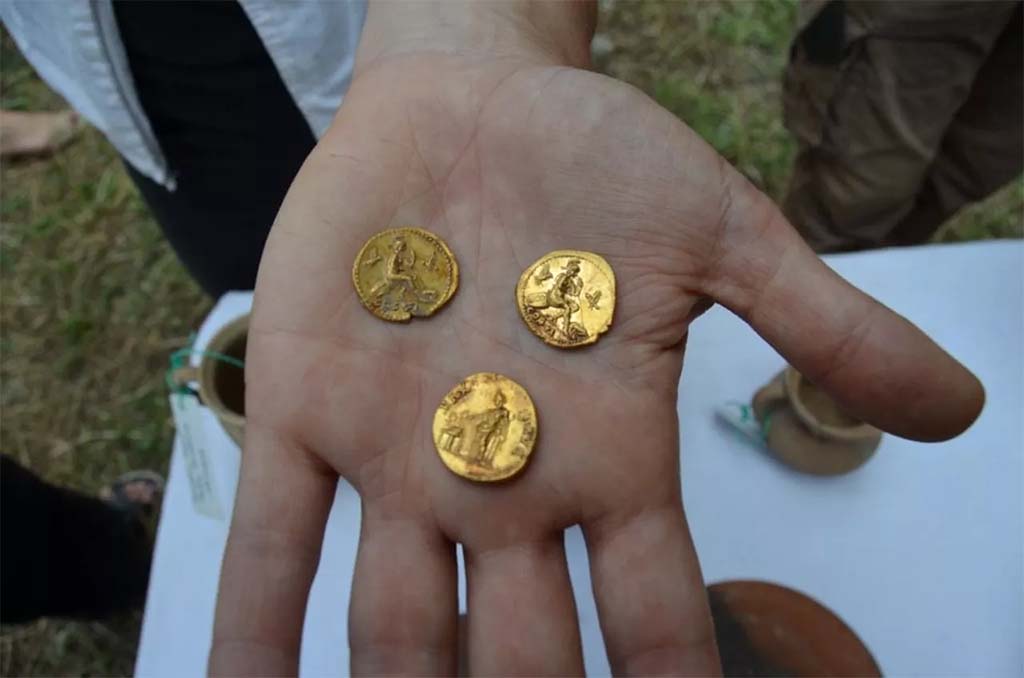 HGE20 Pompeii. June 2016. The three gold coins.
Le tre monete d'oro.
Photograph © Parco Archeologico di Pompei.