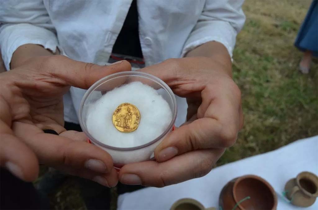 HGE20 Pompeii. June 2016. One of the three gold coins.
Una delle tre monete d'oro.
Photograph © Parco Archeologico di Pompei.