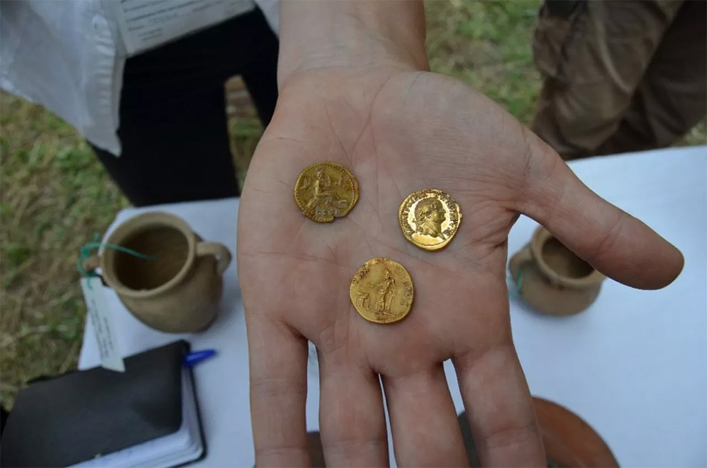 HGE20 Pompeii. June 2016. The three gold coins.
Le tre monete d'oro.
Photograph © Parco Archeologico di Pompei.