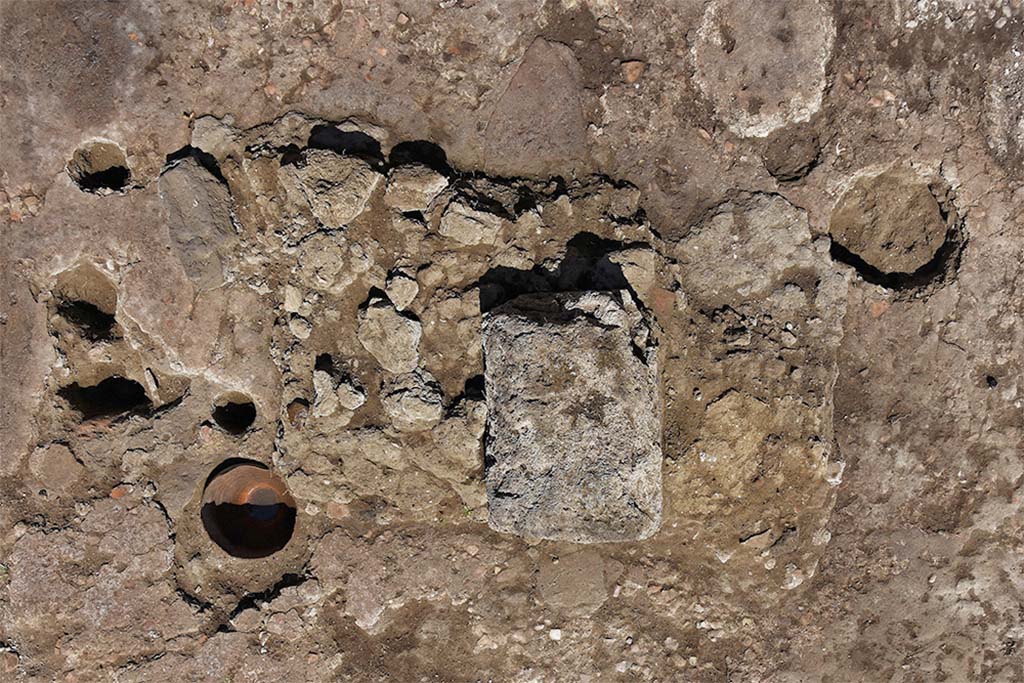 Fig. 24 – Boutique N20. Massif maçonné et aménagements périphériques, possibles traces d’un atelier de métallurgie du fer.
Vue zénithale de l’est.
Cliché : N. Monteix-EFR.