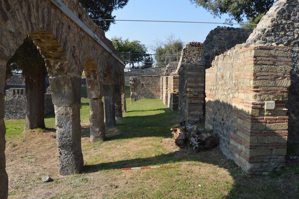 HGE25 Pompeii. October 2017. Looking north on Via dei Sepolcri, from doorway on right.
Foto Taylor Lauritsen, ERC Grant 681269 DÉCOR.