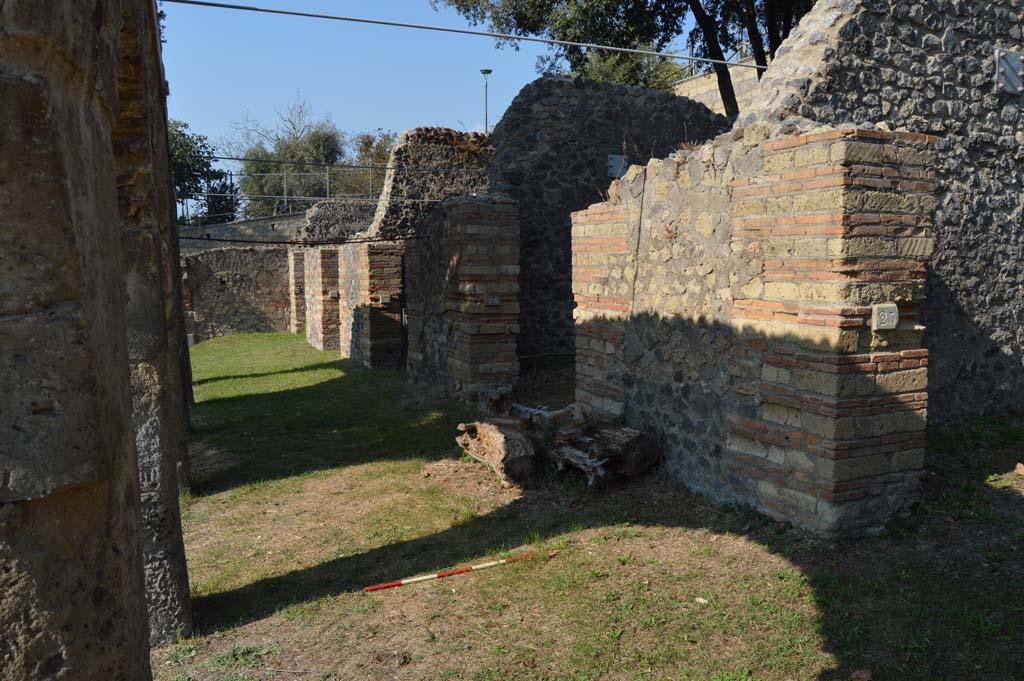 HGE25 Pompeii. October 2017. Looking north-east on Via dei Sepolcri, from doorway on right.
Foto Taylor Lauritsen, ERC Grant 681269 DÉCOR.