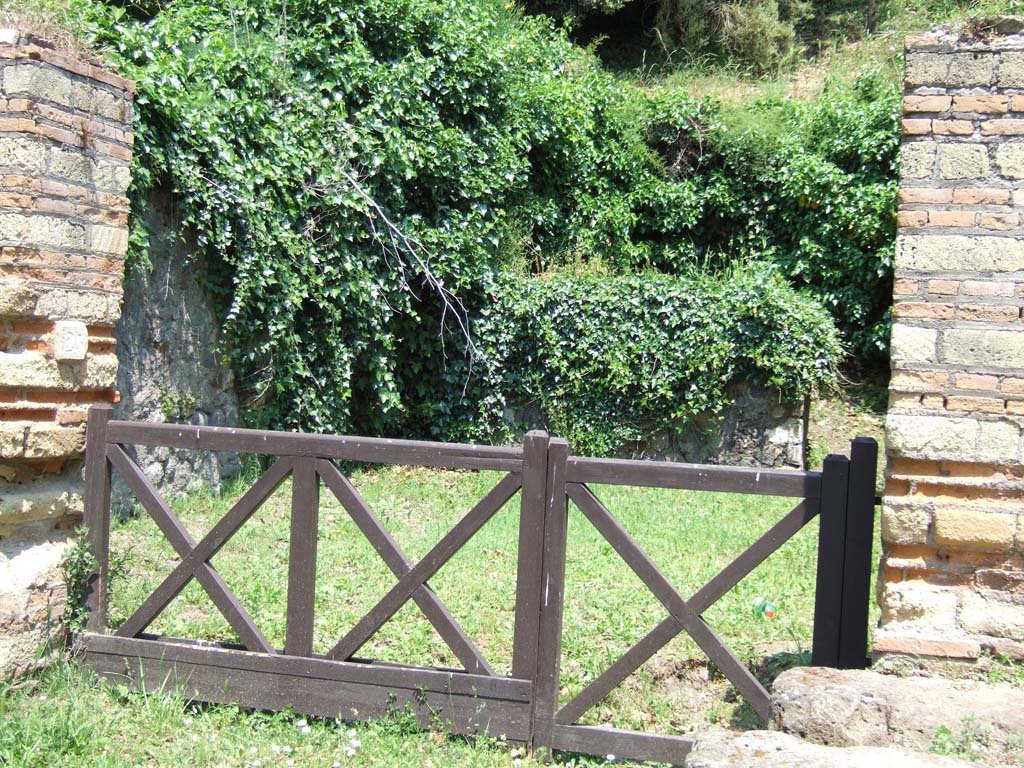 HGE25 Pompeii. May 2006. Looking towards entrance doorway.