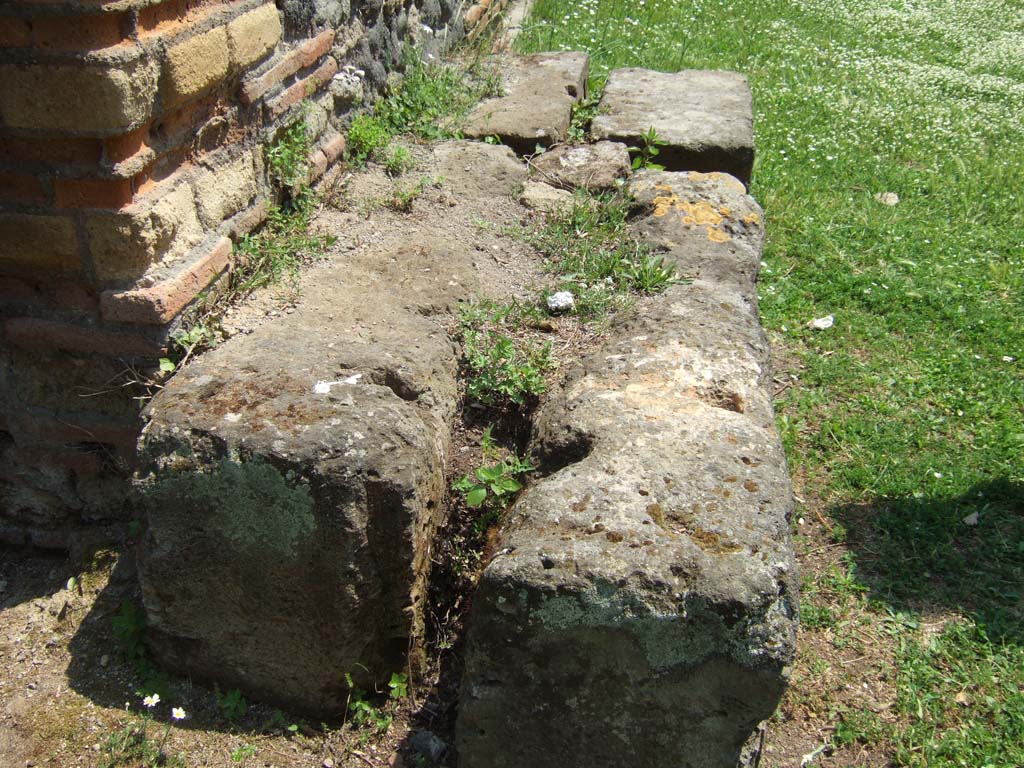 HGE25 Pompeii. May 2006. Between HGE25 and HGE24.